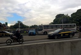 Criminoso se entrega à polícia em assalto a ônibus, no RJ