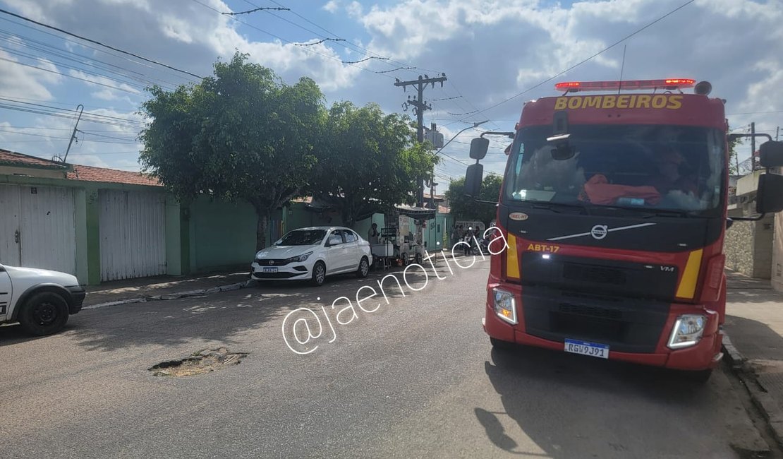 VÍDEO. Ar-condicionado pega fogo, atinge sala e assusta estudantes e professores em escola de Arapiraca