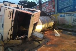 Motorista fica preso às ferragens após caminhão tombar em avenida de Maceió