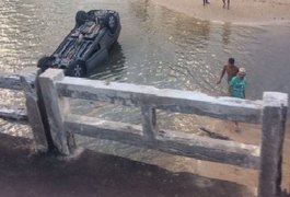 Condutor perde controle da direção e veículo despenca de ponte no Riacho Doce