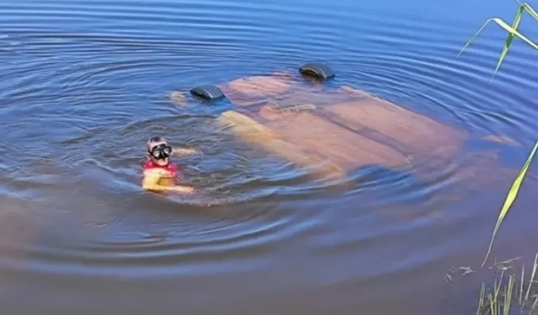 Família que retornava de confraternização morre após carro capotar e cair em lago no MS