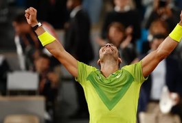 Nadal destrói prognósticos, bate Djokovic e vai à semi em Roland Garros