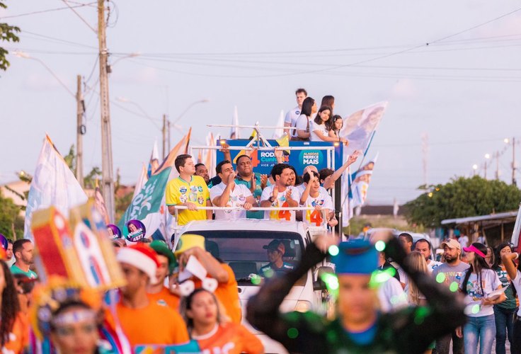 Ao lado de JHC, Rodrigo percorre conjuntos habitacionais de Maceió e anuncia melhorias na educação e na saúde