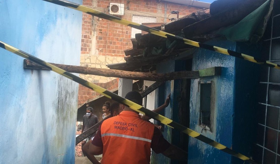 Idoso sai ileso após ficar soterrado por residência, em Maceió