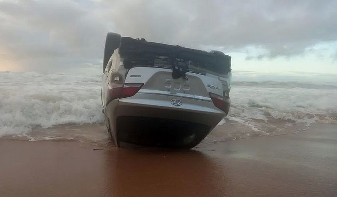 Motorista tem carro engolido pelo mar e fica ferido