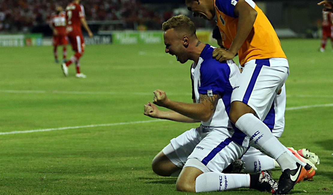 Com gol contra, Paraná vence o CRB e garante acesso à elite