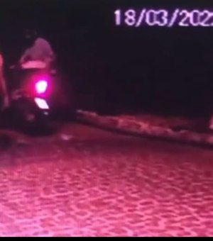 Antes de assalto a lanchonete em Arapiraca, dupla criminosa roubou moto de entregador; VEJA O VÍDEO