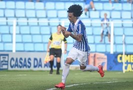 Durante partida entre CSA e Avaí, jogador deixa o campo ao ser informado que está com Covid-19