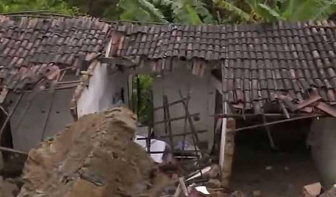 VÍDEO. Criança de um ano é resgatada com vida de escombros provocados por desabamento em Rio Largo