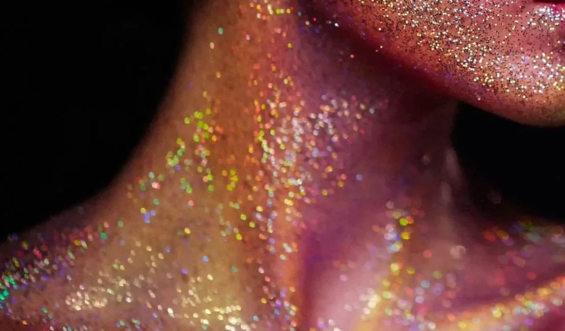 Transar com glitter espalhado pelo corpo pode ser perigoso; entenda o motivo