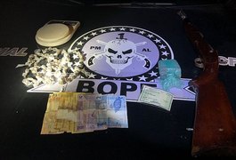 Dois homens são presos com espingarda e maconha embalada em Coqueiro Seco