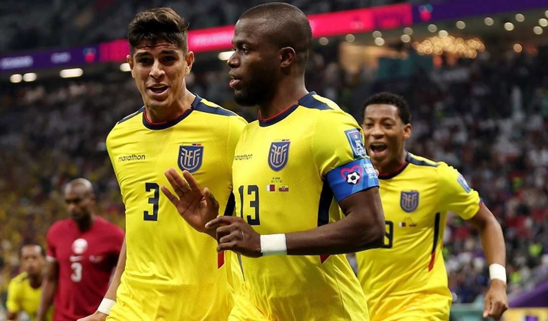 Equatoriano marca primeiro gol da Copa, VAR anula e ele marca outros dois