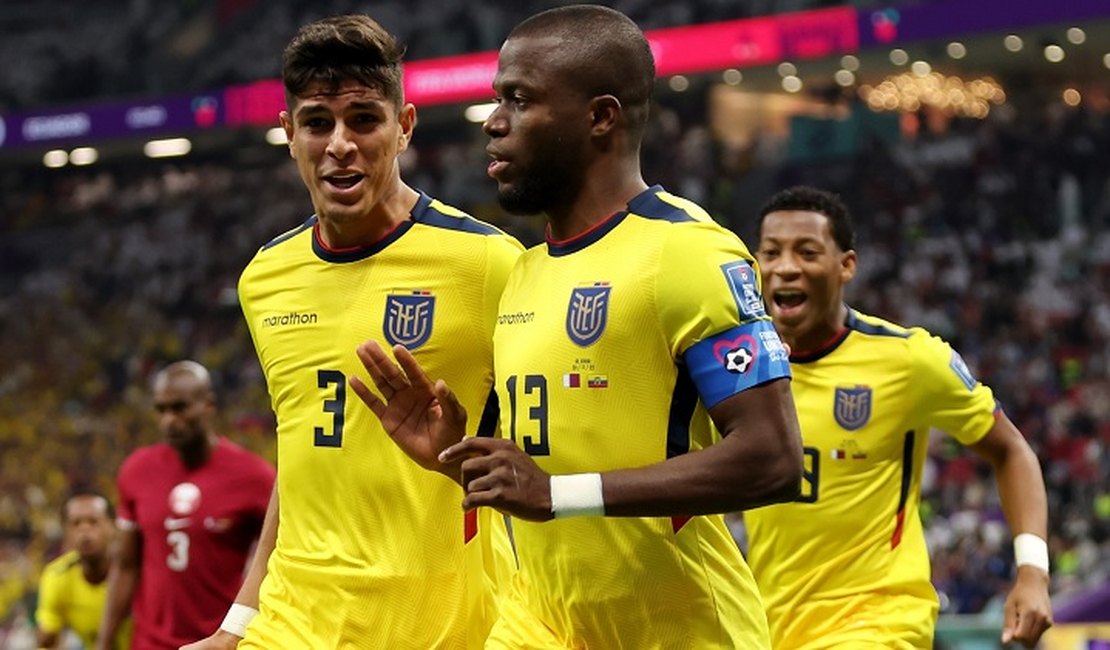 Equatoriano marca primeiro gol da Copa, VAR anula e ele marca outros dois