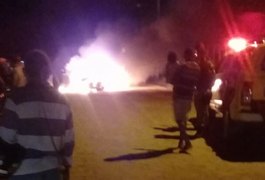 Homem é encontrado carbonizado ao lado de carro em chamas em Arapiraca
