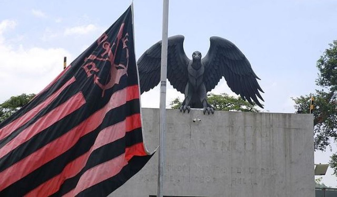 Três jogadores e 35 funcionários do Flamengo testaram positivo para covid-19