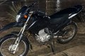 Moto é recuperada após assaltante cair do veículo enquanto tentava fugir, em Arapiraca; celular roubado também foi encontrado