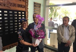 PM que matou ladrão na porta da escola é homenageada: 'Pensei apenas em defender as mães, as crianças'
