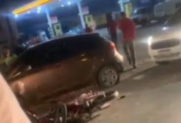 Populares levantam carro para resgatar vítima de atropelamento, em Maceió; assista