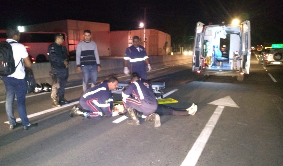Motociclista fica ferida após colidir contra animal na AL-110, em Arapiraca