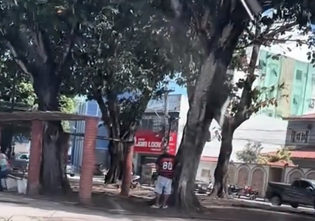 Homem é flagrado urinando em praça pública e caso repercute em Arapiraca