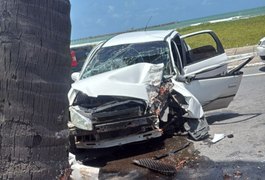 Carro colide contra coqueiro e homem fica preso às ferragens em Maceió