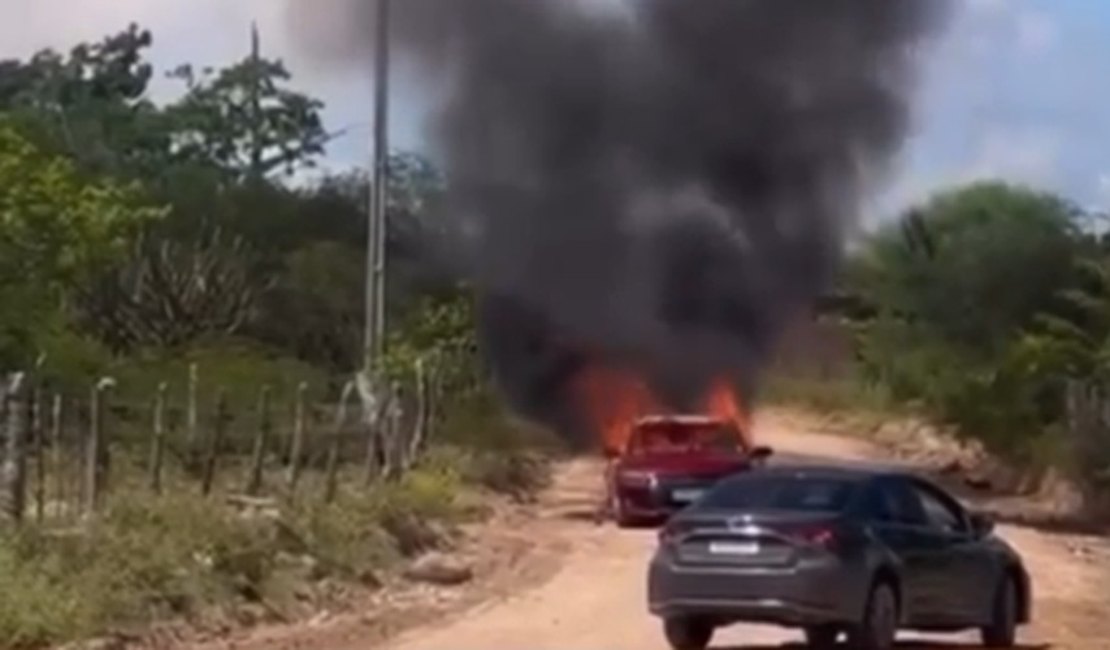 Carro pega fogo em estrada vicinal na zona rural de Delmiro Gouveia