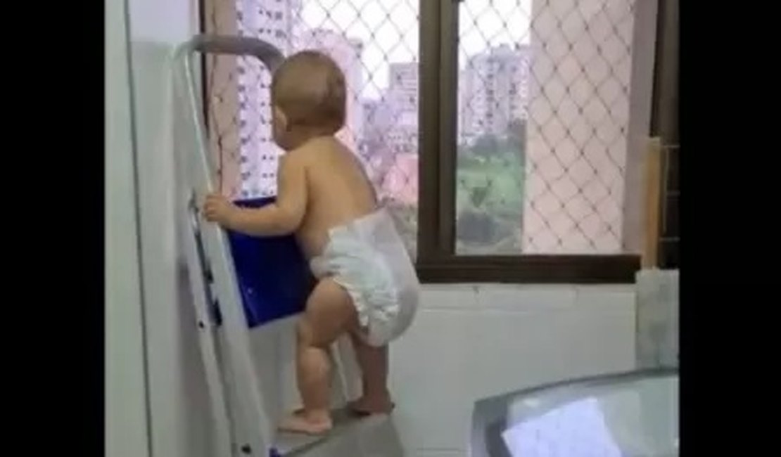 Vídeo de bebê que sobe escada e fica pendurado para ver a janela viraliza