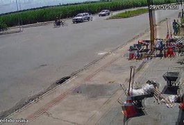 Motociclista fica ferido após ser arremessado depois de bater em carro, em Maceió