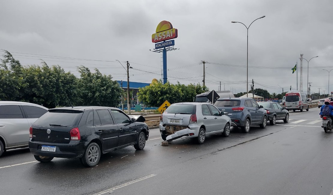 Quatro carros são atingidos em engavetamento no bairro Planalto