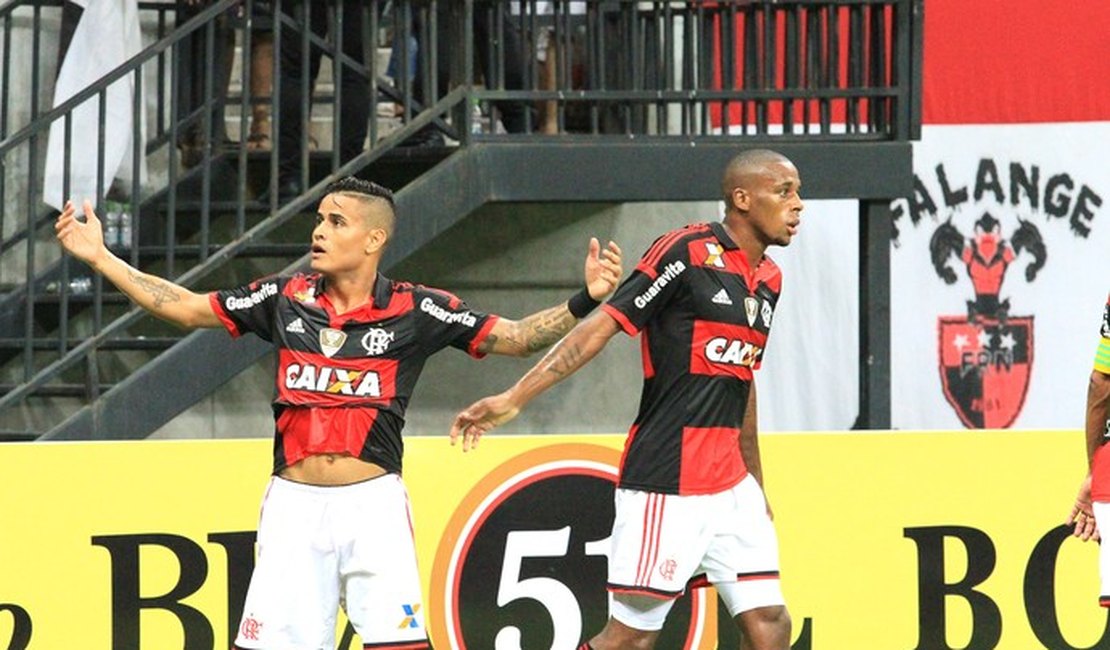 Flamengo faz 4 a 0 no Vitória e o Palmeiras agradece