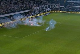 Vídeo. Torcida do Santos protesta na Vila Belmiro, atira rojões em campo e clássico é encerrado