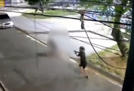 VÍDEO: Polícia Civil investiga homicídio registrado em Cruz das Almas, Maceió; veja o momento do crime