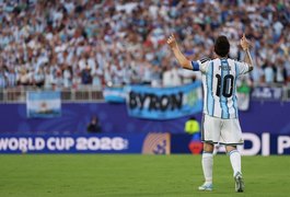Messi faz três gols, alcança marca histórica e Argentina vence Argélia na estreia da Copa