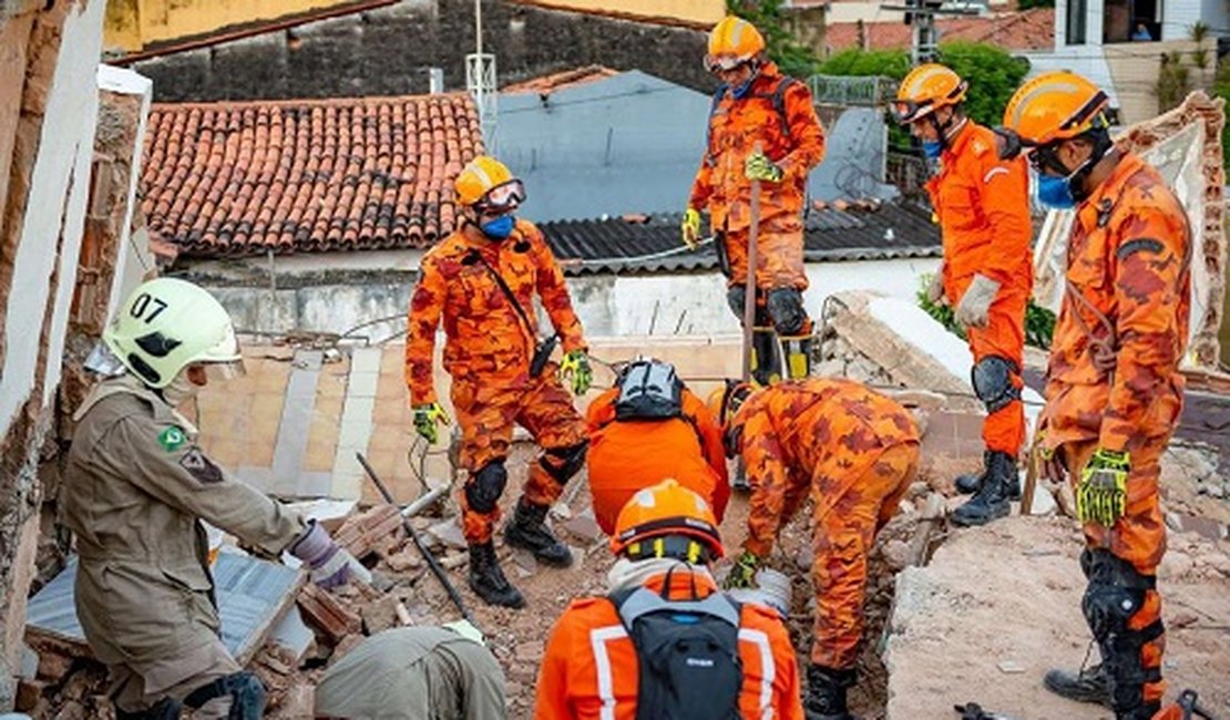 Bombeiros confirmam sétima vítima fatal em queda de prédio em Fortaleza