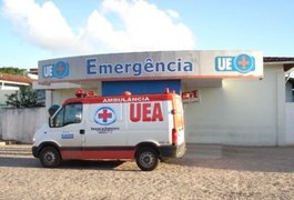 Jovem fica alterado e quebra porta de hospital, em Arapiraca