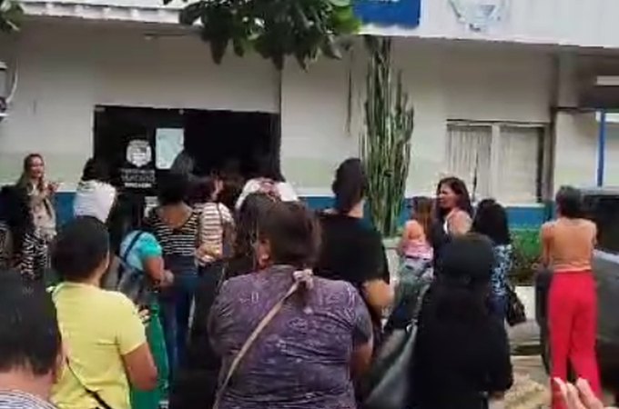 Contratados pelo PSS, trabalhadores da Educação de Maceió protestam por direitos e valorização profissional