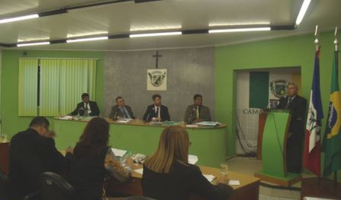 Vereadores fazem um minuto de silêncio em homenagem às vítimas do Chapecoense