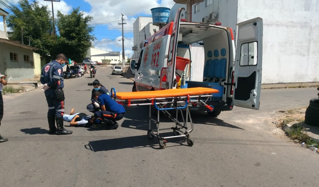 Ciclista colide em veículo de passeio e sofre escoriações pelo corpo no bairro Novo Horizonte