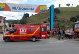 Duas pessoas ficam feridas em batida entre carro e motocicleta em Branquinha, AL