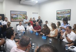 Prefeito Luciano Barbosa assina ordem de serviço do Teatro Municipal de Arapiraca e entrega novos ônibus escolares; assista