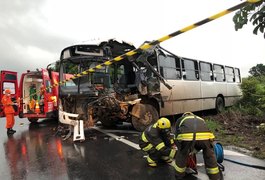 Três pessoas ficam feridas em colisão entre ônibus e carreta na BR 316, em Satuba