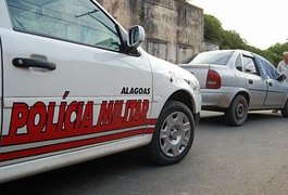 Militares apreendem arma e motocicleta roubada em Maceió