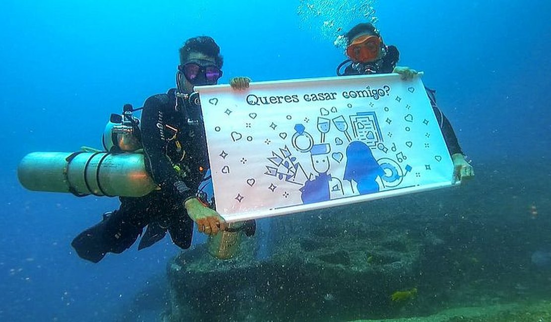 Instrutora de mergulho é pedida em casamento embaixo d'água, em Maceió