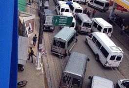 Coopervan realiza protesto e motoristas bloqueiam a 15 de Novembro, em Arapiraca