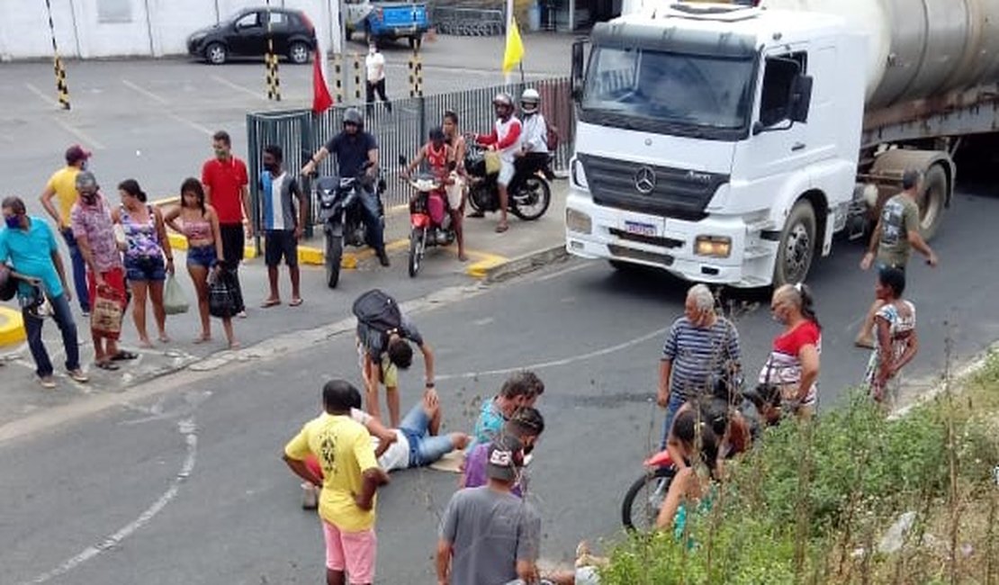 Batida de moto com animal deixa feridos em Arapiraca