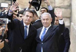 Bolsonaro vai a Muro das Lamentações com Netanyahu e faz pedido a Deus