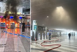 Homem ateia fogo em balcão de check-in no aeroporto e causa pânico entre passageiros