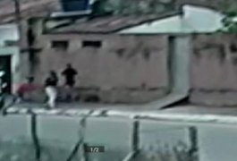 Câmera flagra dupla criminosa assaltando em plena luz do dia no bairro Santa Edwiges