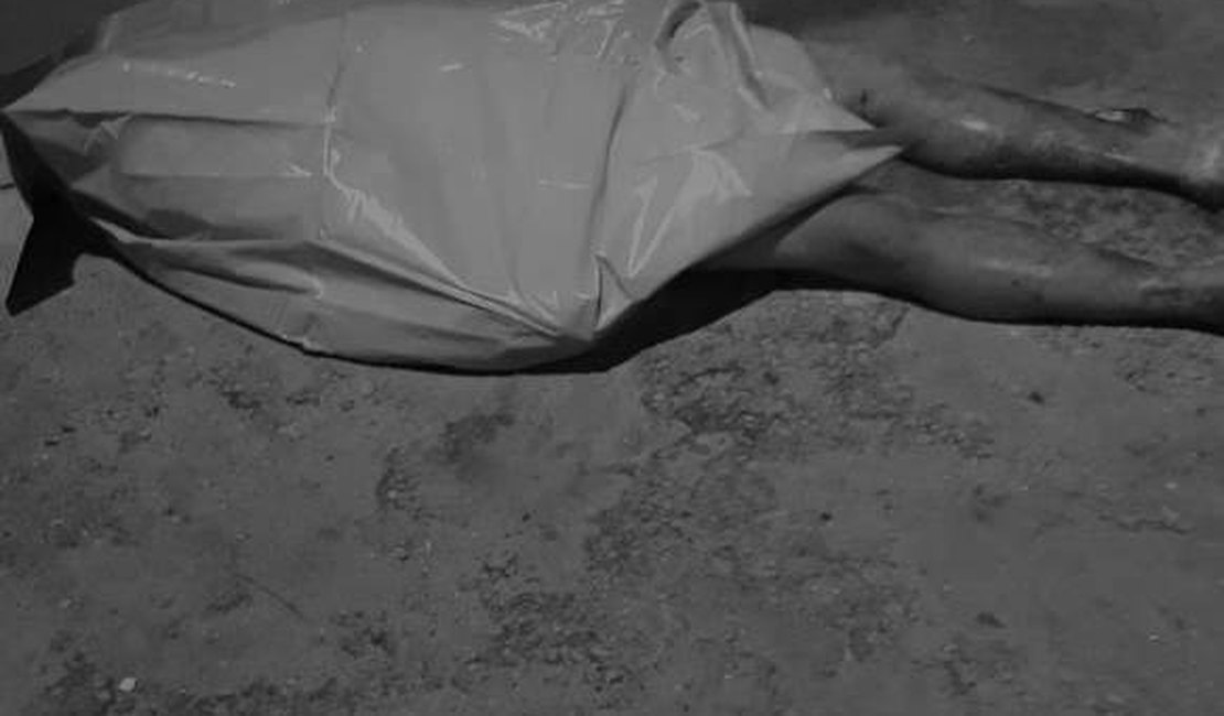 Homem é alvejado por tiros e morre próximo a posto policial, na Barra de São Miguel