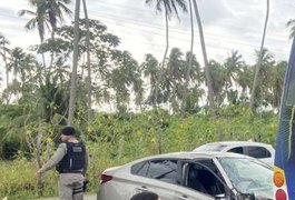Trânsito fica lento após colisão entre ônibus, carro e moto na AL-101 Norte, em Maceió